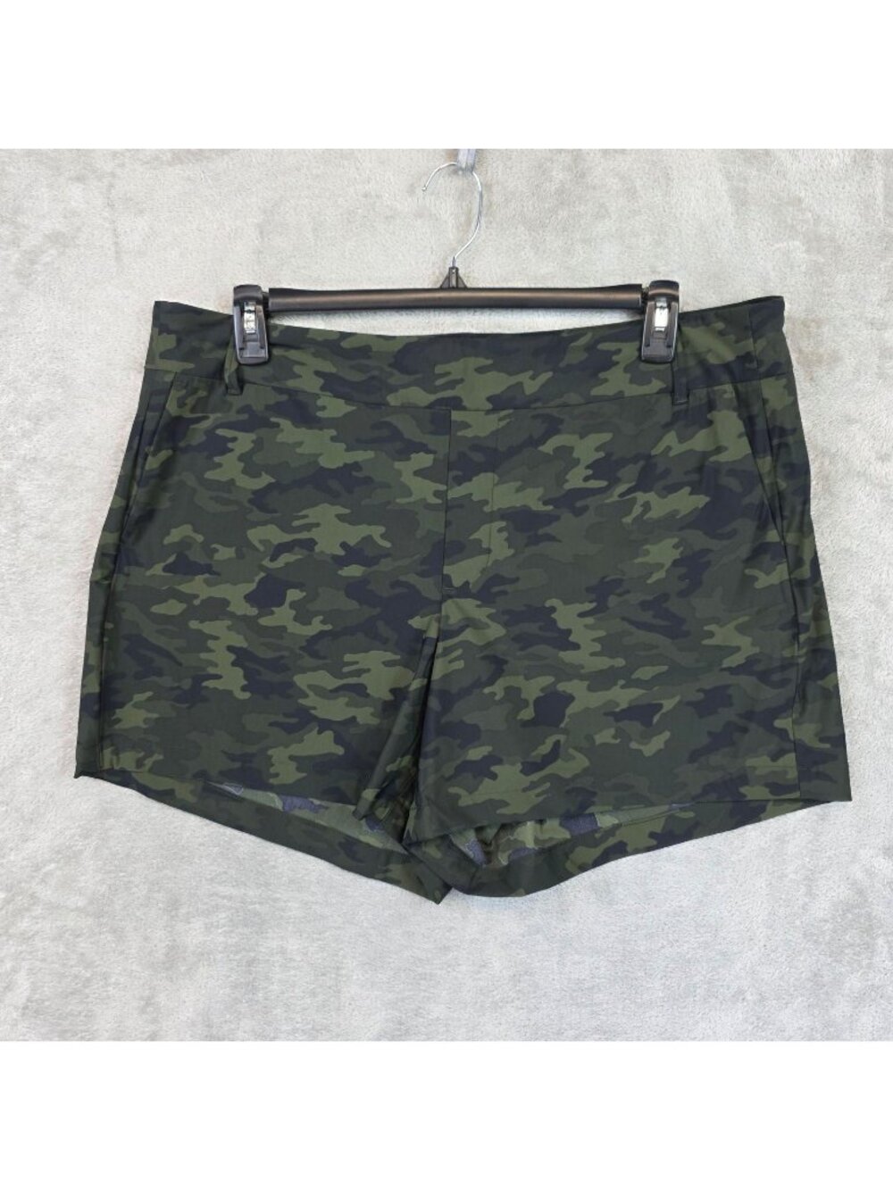Spanx Shorts Womens 2X Green Camo Chino Pull On Shaping 5.5 Inseam Summer Casual